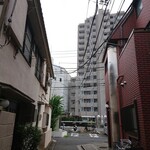 Taishuushokudou Yasuzawa - 高層階の建物が見えて来た、間も無く明治通りだ