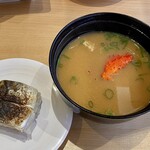 かっぱ寿司 - 肉厚とろ〆鯖炙り押し寿司と花崎ガニのてっぽう汁