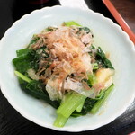 Unagiryouri Murakami - 小松菜のおひたし。たっぷりの鰹節としめじ。出汁強めの薄味、箸休めに特化した味付け