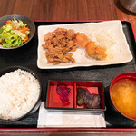 和食屋 - 【2022年08月】豚の生姜焼き欲張り定食1,250円、提供時。