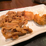 和食屋 - 【2022年08月】豚の生姜焼き欲張り定食1,250円、メインプレート、「盛付／彩り」も華が無い(>_<)。