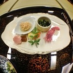 那須温泉　山楽 - 前菜（三食手綱寿し、花鯛子、蛍烏賊新挽き揚げ、蕗辛煮、茎山葵、桜百合根）