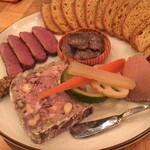 水色食堂 - お肉の盛り合わせ（パテドカンパーニュ・レバームース・鴨のスモーク・砂肝のコンフィ）