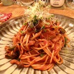 水色食堂 - 自家製ソーセージときのこのトマトソース(スパゲッティーニ)