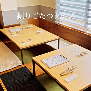 掘りごたつにもフラットにもなる、こだわりの設計の小上がり席。