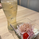 近江牛専門店 近江かど萬 - サラダとハイボール　角ハイボールは800円