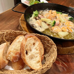 pizzeria felice - 海老のアヒージョ