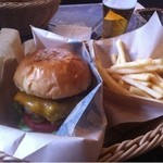 MLB Cafe Tokyo - ボリュームたっぷりハンバーガー
