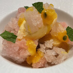 キノシタ - 今日の裏メニュー　デザート　桃のコンポート　皮付き桃を煮込んだソースをベースにしたジュレとソルベ、パッションフルーツのソース　シェフおすすめの一品　これまた素晴らしい