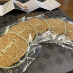 坂角総本舗 - 分厚くて、海老の味がギューッと詰まってて
      ホントに美味しい(*´ч`*)