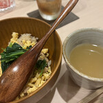 鳥料理 純 - 鶏そぼろご飯 鶏がらスープ