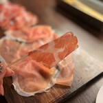 JOEAT CAFE - こちらはコッパ(豚肩ロース)。熟成した旨味がギュっと♪ワインが欲しくなる美味しさ♡