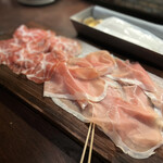 JOEAT CAFE - ◯生ハム2種盛り合わせ¥980…写真を撮り忘れましたが、黒板メニューの今日のオススメから、好みのものを選べるそうです♪