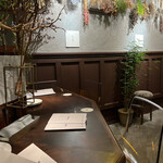 JOEAT CAFE - デザイナーでもあるオーナーさんが、
      こだわったという店内は…ドライフラワーだけでなく、床などもご自身で貼ったそう！(*ﾟ∀ﾟ*)
      スタイリッシュでオシャレな店内は、カウンターとテーブル席3つでこじんまり。