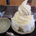 甘党まえだ - かき氷(カルピスミルククリーム)820円✨年間通して頂けるかき氷のひとつ。ソフトクリーム＆練乳の濃厚なミルキーさをカルピスがすっきりまとめてくれる昔ながらの逸品。