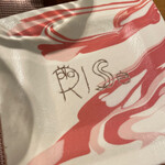 Ris. - お店のチャーミングなロゴがお皿に。
