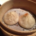 Joe's 特製 蟹肉と蟹ミソ入り小籠包＆豚肉小籠包 