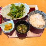 ゆうなぎ - 定食のご飯やサラダなど