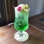 Li-Li CAFE - ドリンク写真:緑のクリームソーダ