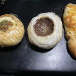 ユニオン ベーカリー - 左コロッケパン¥280中野チョコクリームパン¥200右チーズパンはオマケで