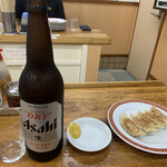 亀戸餃子 - 瓶ビール大瓶と1皿目