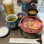 Takezushi - 三色丼と生ビール