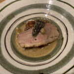 根津 焼鳥 照隅 - 鴨肉のコンフィともも肉
            ポルチーニ茸とモリーユ茸のソース