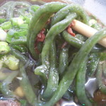 肉よも亭 - 中太麺の緩やかなウェーブ入った麺で、断面はエッジのない楕円形で、丸麺仕様、高加水率