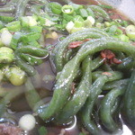 肉よも亭 - よもぎが練り込まれた麺は、深緑色。ツルモチグニプリ健康美肌コシの麺でした！