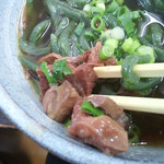 煮込み牛すじ肉は、ホロホロにやわらかく煮込まれ、崩れるような食感だ