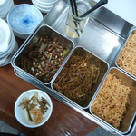 肉よも亭 - 定番の糠漬け。昆布、切干大根、更にイリコが無料で頂けます。