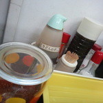 肉よも亭 - 卓上にはショウガ（おろし皿有り）、塩、味の素、うどんのダシ、一味（鷹のツメ、一味粉末）が置いてある。