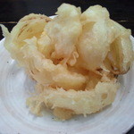 肉よも亭 - 「たまねぎ天ぷら」１００円　別皿サーブで、卓上の塩や、うどん出汁で味付けして、そのまま食べても美味しい