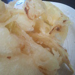 肉よも亭 - 衣はカタめで、カリッと香ばしく、食べるとバリッと快活な歯応えが楽しめる