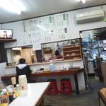 肉よも亭 - カウンター、テーブル席、小上がりの座敷と全部揃った構成