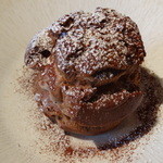 KITCHEN TSUNAGU - シュー皮にカカオたっぷり、ブラックシュークリーム