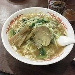 山賊 - ラーメン　生玉子入り