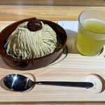 恵那川上屋 - 「栗一筋」単品。冷たいお茶が付いてきます。