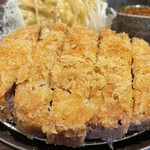 肉屋 堀もと - あまり硬い感じではない衣。サイズはそこまで大きくないといった感じ。