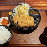Nikuya Horimoto - ロースカツ定食。揚げるのでやや時間がかかる。