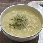 Ji-Cube - 冬瓜と干し海老のとろみスープ
            上には北海道のジュンサイ、これが今年最後なのだそうです。
            干し海老の旨味と風味がしっかりと、味付けはあっさりとして穏やかなもの、お腹にも優しくとても美味しいスープです♪
