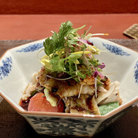 Ji-Cube - 加藤ポークの夏野菜仕立て
                    トマトやオクラ、紅芯大根などの夏野菜に茹でた加藤ポークの豚バラ肉を甘辛いソースと合わせた一品。
                    一品目から来ましためちゃ美味しい前菜が！
                    ご飯が猛烈に食べたくなりました♪