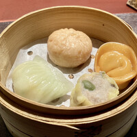 Ji-Cube - 蒸し点心四種盛り
                      手前真ん中：広東焼売（海鮮・お肉・枝豆）
                      左：海老蒸し餃子（海老・ゴーヤ・玉蜀黍）
                      奥側：麻辣肉まん
                      右：トマトとバジルと鶏を使った洋風点心