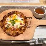 イタリアンダイニングペスカ - ベーコンとトロトロ半熟卵のパイ生地PIZZA