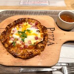 イタリアンダイニングペスカ - ベーコンとトロトロ半熟卵のパイ生地PIZZA