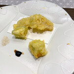 御宿 瑞鷹 - 身がしっかりとした鱧、ズッキーニ、蓮根の天ぷら