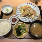 Yayoi Ken - 肉野菜炒め定食、蒸し鶏と海藻のポン酢和え