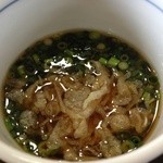 結々亭 - ざるの出汁に天かすを入れてみました。