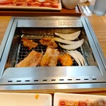 焼肉ライク - 焼いてる風景