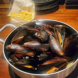 Specialty! Moules frites (steamed mussels in white wine + fries)